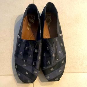 Tom’s Neiman Marcus Mens 11.5 black striped skulls
